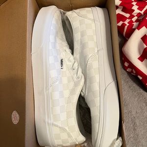 New!!! WOMENS VANS WHITE CHECKERBOARD SIZE 10